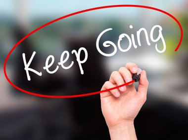 Adam el ile siyah kalemi görsel ekranda yazmaya devam