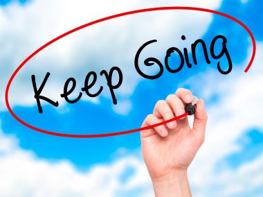 Adam el ile siyah kalemi görsel ekranda yazmaya devam