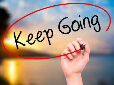 Adam el ile siyah kalemi görsel ekranda yazmaya devam