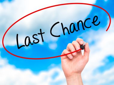 Adam el son şans ile siyah kalemi görsel ekranda yazma.