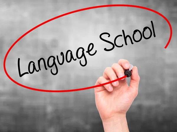 Hombre Escritura a mano Escuela de idiomas con marcador negro en scr visual — Foto de Stock