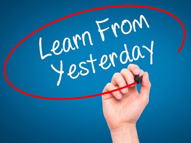 Adam el dan dün öğrenmek visua üzerinde siyah kalemi ile yazma