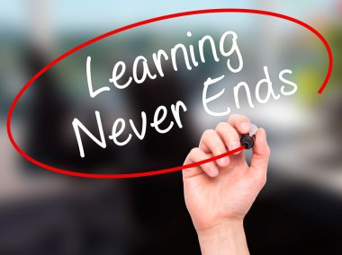 Adam el öğrenme Never Ends siyah kalemi ile görsel üzerinde yazılı