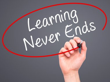 Adam el öğrenme Never Ends siyah kalemi ile görsel üzerinde yazılı