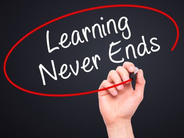 Adam el öğrenme Never Ends siyah kalemi ile görsel üzerinde yazılı