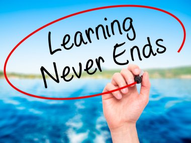 Adam el öğrenme Never Ends siyah kalemi ile görsel üzerinde yazılı