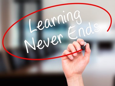 Adam el öğrenme Never Ends siyah kalemi ile görsel üzerinde yazılı