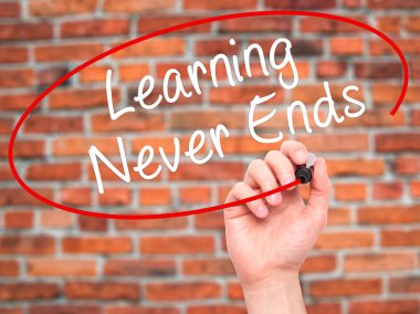 Adam el öğrenme Never Ends siyah kalemi ile görsel üzerinde yazılı