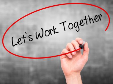 Adam el ile siyah kalemi görsel üzerinde birlikte çalışma sağlar yazılı 