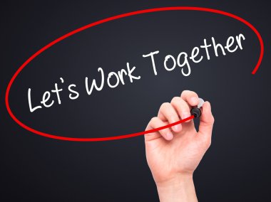 Adam el ile siyah kalemi görsel üzerinde birlikte çalışma sağlar yazılı 