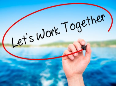 Adam el ile siyah kalemi görsel üzerinde birlikte çalışma sağlar yazılı 