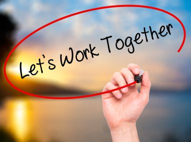 Adam el ile siyah kalemi görsel üzerinde birlikte çalışma sağlar yazılı 