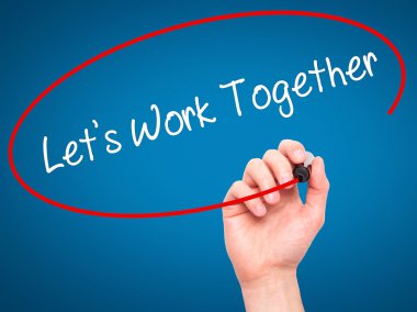 Adam el ile siyah kalemi görsel üzerinde birlikte çalışma sağlar yazılı 