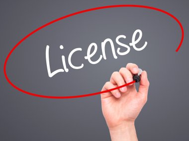 Adam el lisans ile siyah kalemi görsel ekranda yazma.