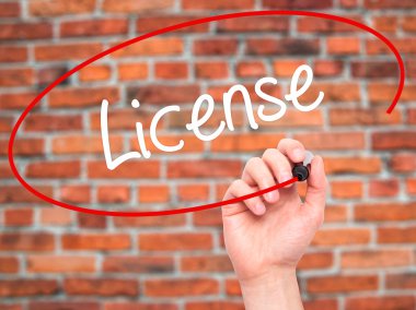 Adam el lisans ile siyah kalemi görsel ekranda yazma.