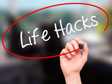 Adam el ile siyah kalemi görsel ekranda yazma Yaşam Hacks