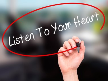 Adam el Your Heart dinle ile siyah kalemi visua üzerinde yazma.