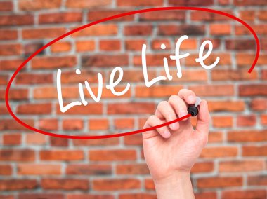 Adam el hayat yaşamak ile siyah kalemi görsel ekranda yazma.