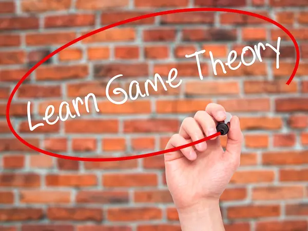 Mann Handschrift lernen Spieltheorie mit schwarzem Marker auf visuellen s — Stockfoto