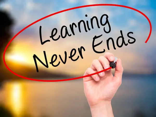 Adam el öğrenme Never Ends siyah kalemi ile görsel üzerinde yazılı