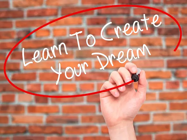 Man Hand writing Aprenda a criar seu sonho com marcador preto em — Fotografia de Stock