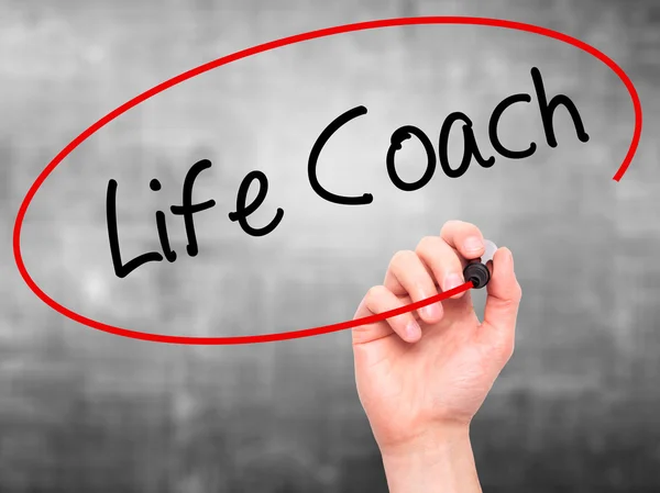 Uomo mano scrittura Life Coach con pennarello nero sullo schermo visivo — Foto Stock