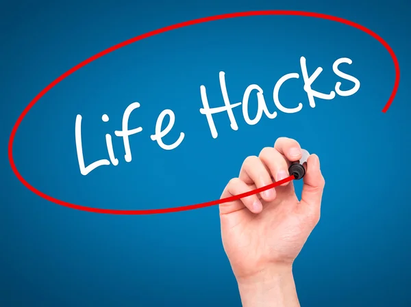 Чоловік Рука написав Life Hacks з чорним маркером на візуальному екрані — стокове фото