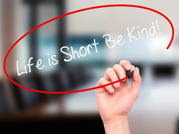 Man Hand writing Life is Short Be Kind! com marcador preto na vis — Fotografia de Stock