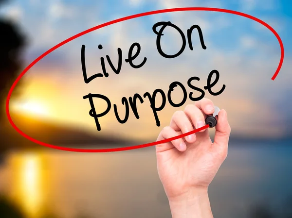 Man Hand writing Live On Purpose  with black marker on visual sc — Stock Photo, Image