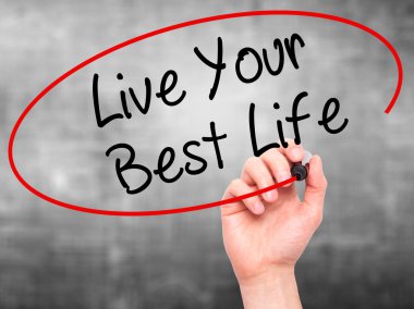 Adam el Live Your Life en iyi siyah kalemi ile görsel üzerinde yazılı.