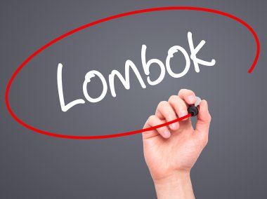 Adam el Lombok siyah kalemi ile görsel ekranda yazma.