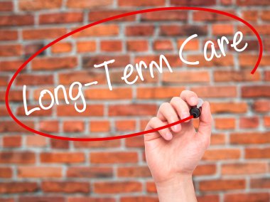 Görsel scre üzerinde siyah kalemi ile el yazma uzun vadeli bakım adam