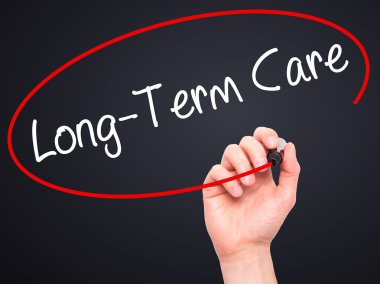 Görsel scre üzerinde siyah kalemi ile el yazma uzun vadeli bakım adam