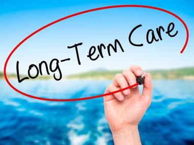 Görsel scre üzerinde siyah kalemi ile el yazma uzun vadeli bakım adam