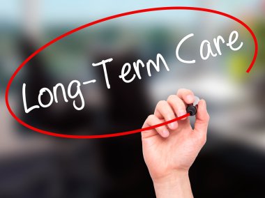 Görsel scre üzerinde siyah kalemi ile el yazma uzun vadeli bakım adam