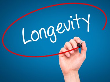 Adam el uzun ömürlü görsel ekranda siyah kalemi ile yazma