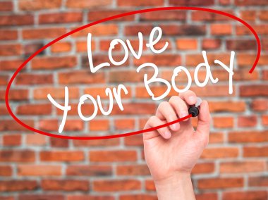 Adam el Love Your Body ile siyah kalemi görsel scre yazma.