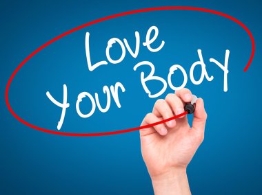 Adam el Love Your Body ile siyah kalemi görsel scre yazma.