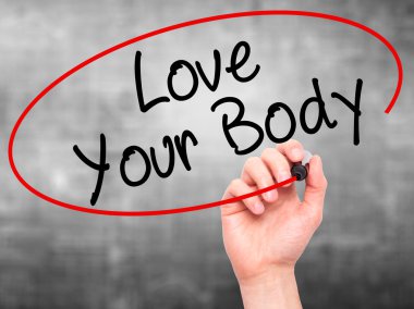 Adam el Love Your Body ile siyah kalemi görsel scre yazma.