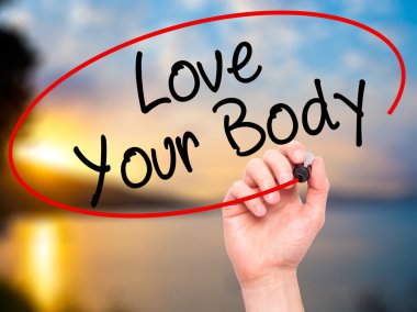 Adam el Love Your Body ile siyah kalemi görsel scre yazma.