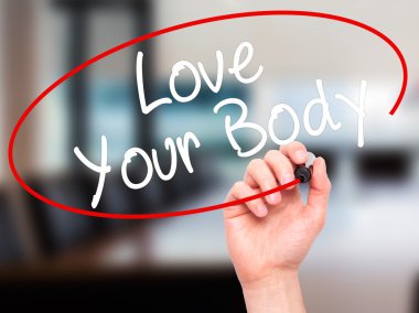 Adam el Love Your Body ile siyah kalemi görsel scre yazma.