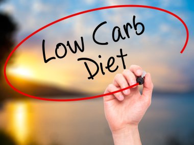 Adam el Düşük Carb Diyet ile siyah kalemi görsel dağ eteğindeki taş yığını üzerinde yazma.