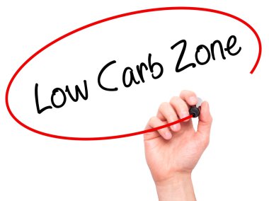 Adam el Düşük Carb bölge ile siyah kalemi görsel dağ eteğindeki taş yığını üzerinde yazma.