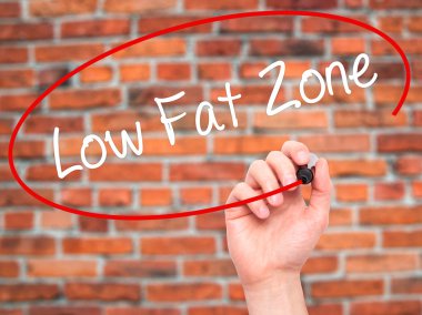 Adam el düşük yağ bölge ile siyah kalemi görsel ekranda yazma.