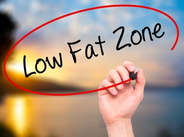 Adam el düşük yağ bölge ile siyah kalemi görsel ekranda yazma.