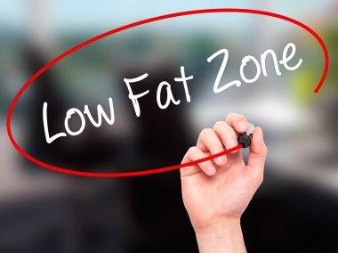 Adam el düşük yağ bölge ile siyah kalemi görsel ekranda yazma.