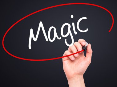 Adam el Magic siyah kalemi ile görsel ekranda yazma.