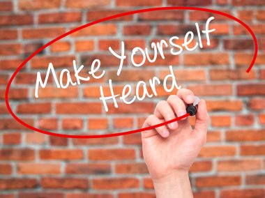 Adam el siyah kalemi ile görsel yazılı yapmak kendinizi duydum