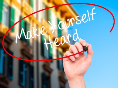 Adam el siyah kalemi ile görsel yazılı yapmak kendinizi duydum