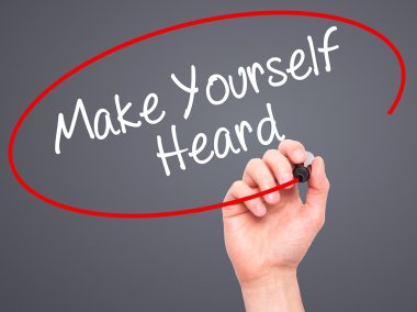 Adam el siyah kalemi ile görsel yazılı yapmak kendinizi duydum